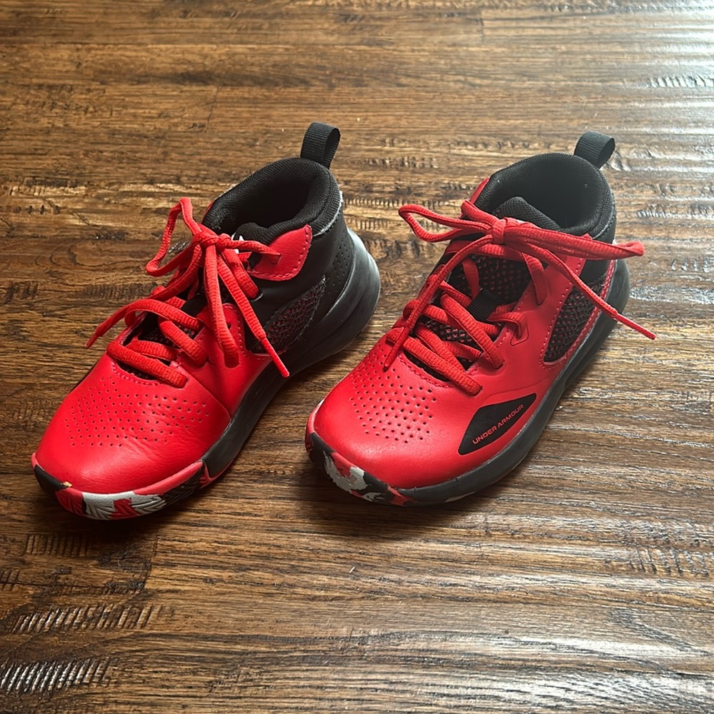 Under Armour tennis shoe